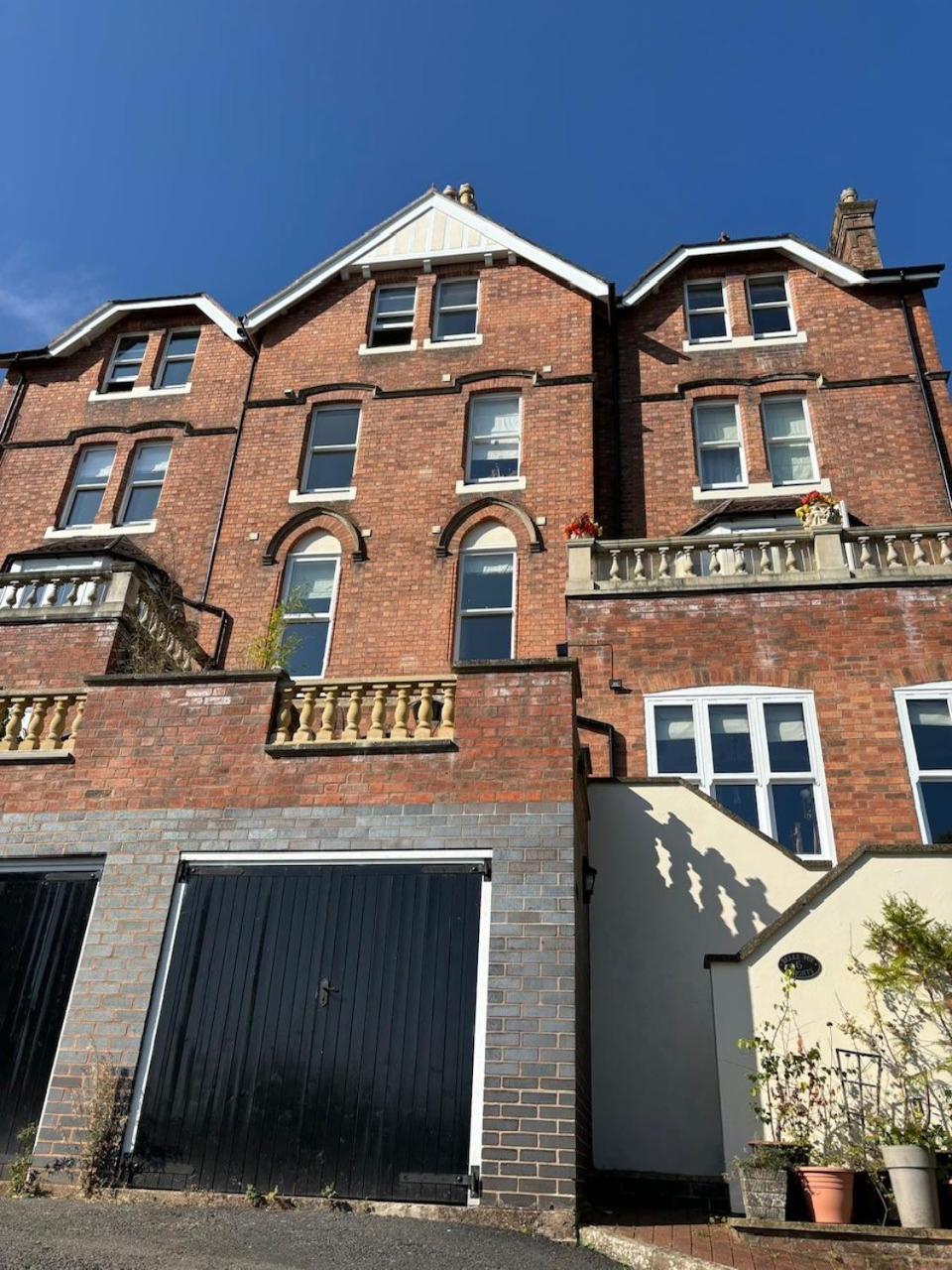 Spacious Town-Centre Apartment With Stunning Views Great Malvern Exteriör bild